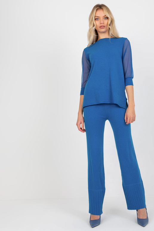 Tmavě modrý klasický svetr se...