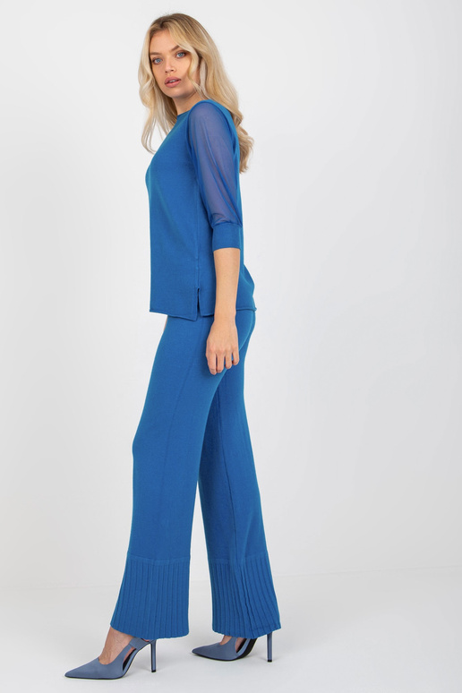 Tmavě modrý klasický svetr se...