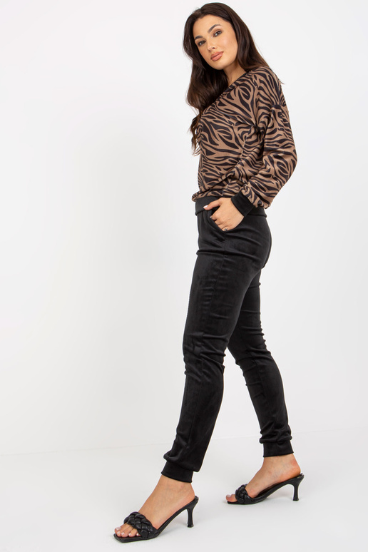 Set aus dunkelbeigem und schwarzem... Set aus dunkelbeigem und schwarzem...