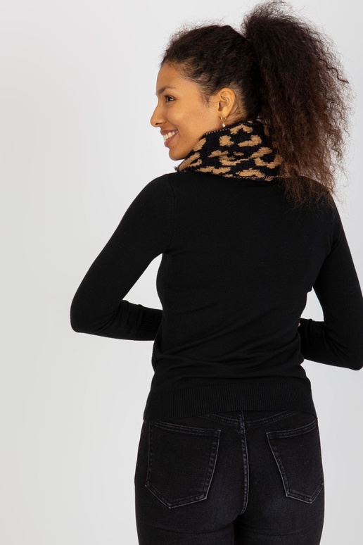 Černý a velbloudí zimní komín ve...