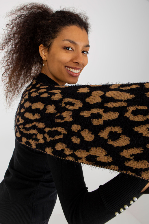 Černý a velbloudí zimní komín ve...