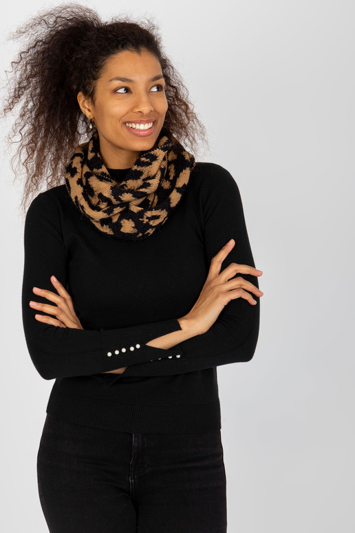 Černý a velbloudí zimní komín ve...