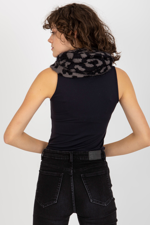 Černý a tmavě šedý zimní komín se vzory