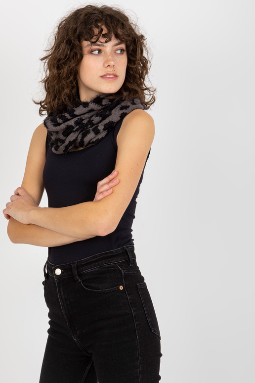 Černý a tmavě šedý zimní komín se vzory