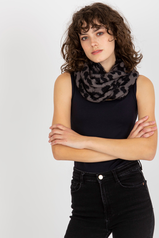 Černý a tmavě šedý zimní komín se vzory