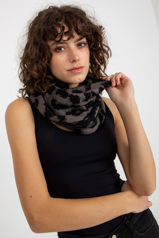 Černý a tmavě šedý zimní komín se vzory