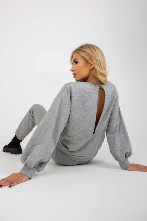 Šedý dvoudílný ležérní set s výřezem...