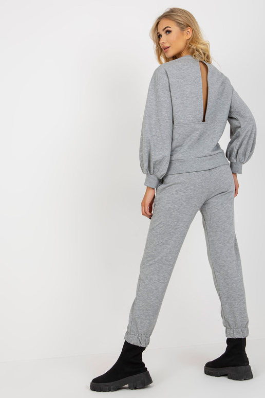 Šedý dvoudílný ležérní set s výřezem...