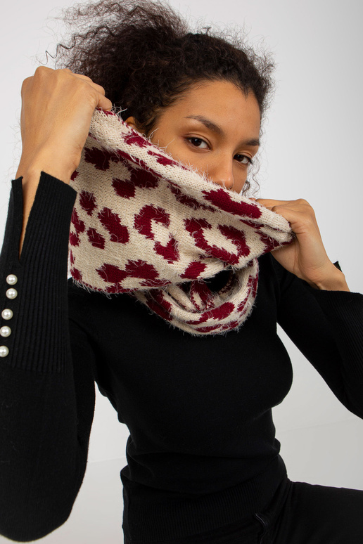 Světle béžový a vínový zimní komín s...