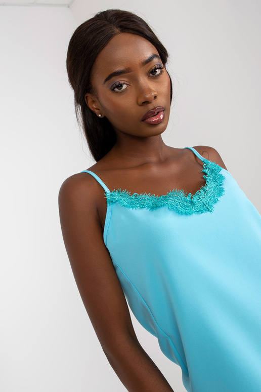 Modrý hladký top s krajkovým výstřihem