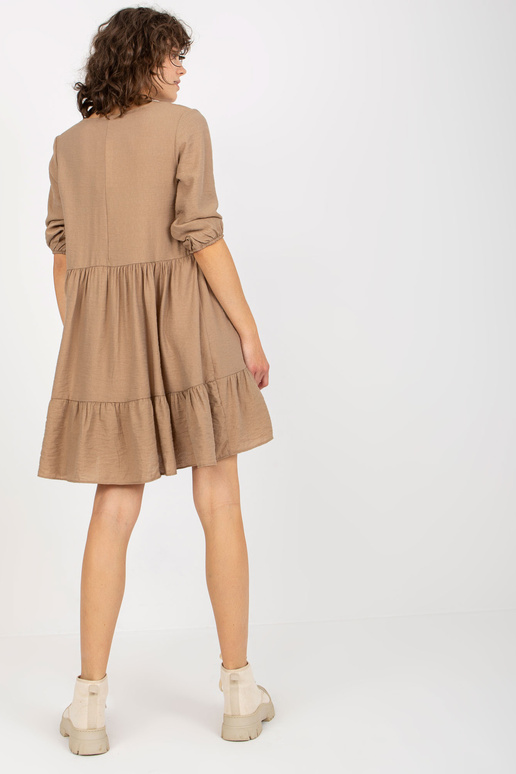 Tmavě béžové šaty s volným volánem s...