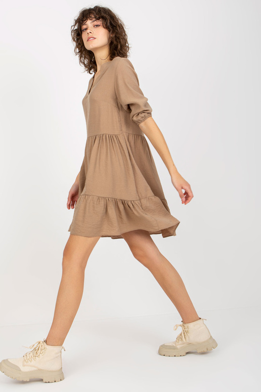 Tmavě béžové šaty s volným volánem s...