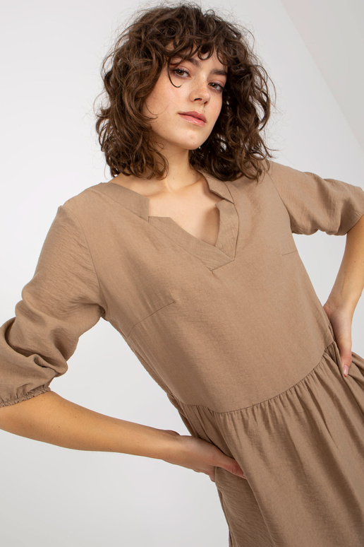 Tmavě béžové šaty s volným volánem s...