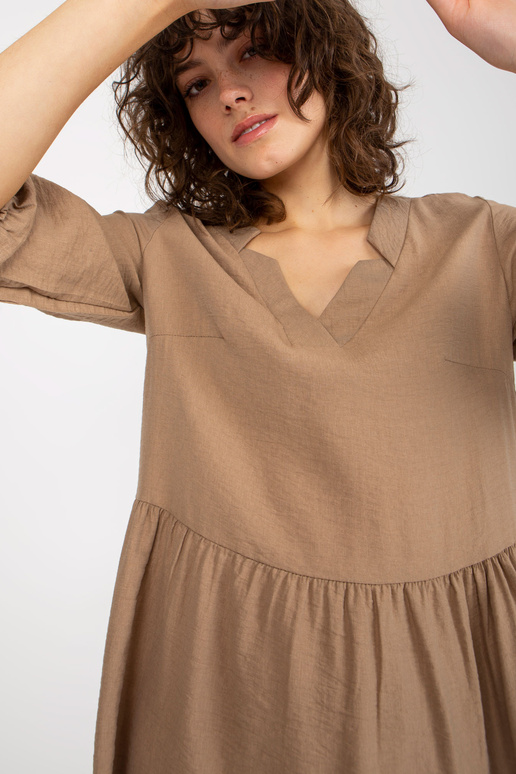 Tmavě béžové šaty s volným volánem s...