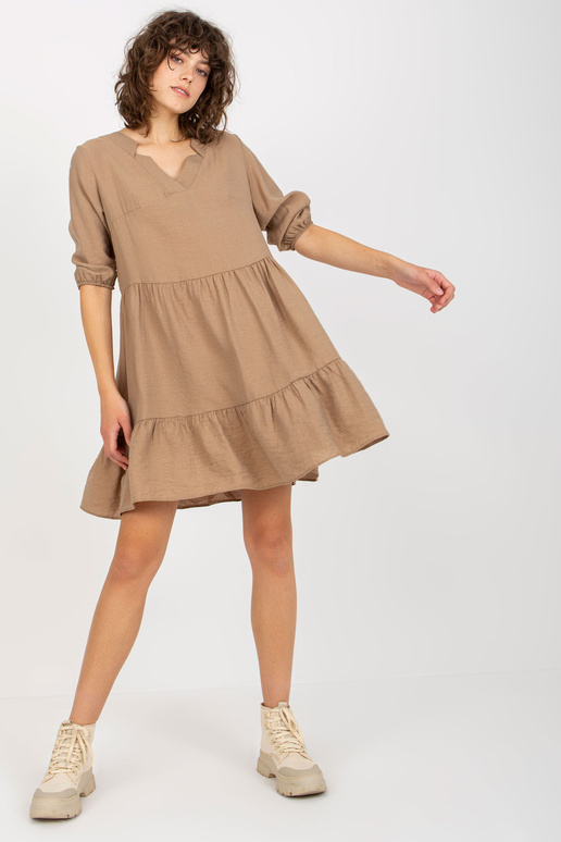 Tmavě béžové šaty s volným volánem s...