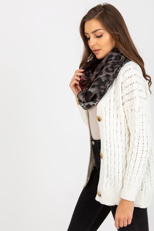 Černý a červený závěsový komín ve...