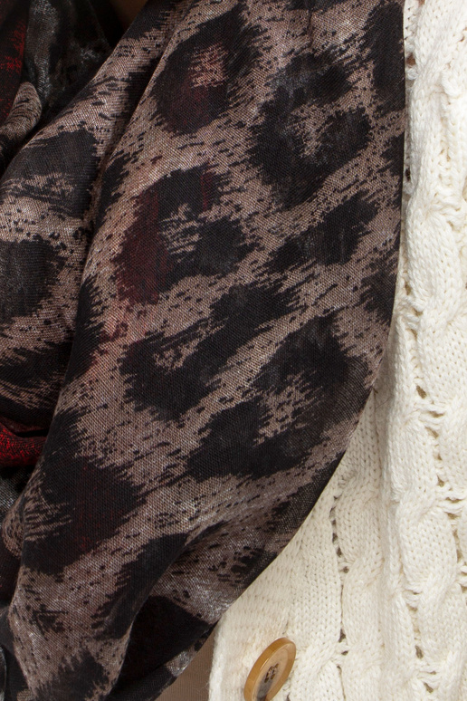 Černý a červený závěsový komín ve...