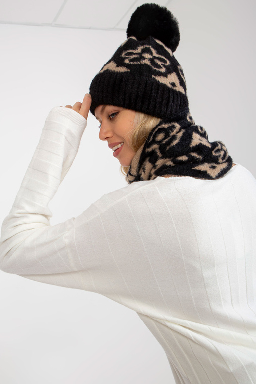 Černo-béžová dámská zimní čepice se...