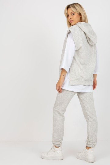 Světle šedý třídílný... 2