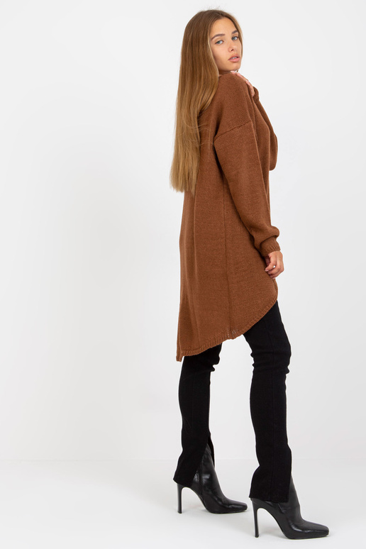 Hnědý oversize svetr s delším zadním...