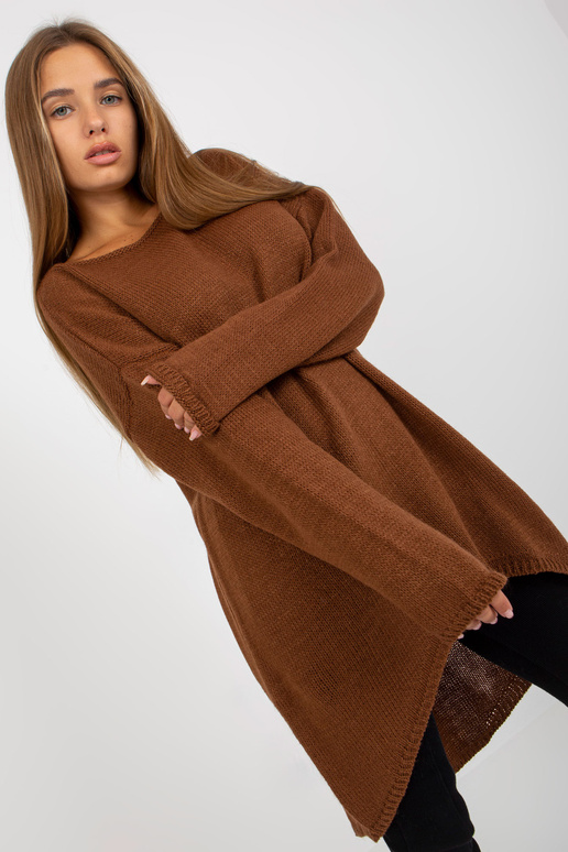Hnědý oversize svetr s delším zadním...