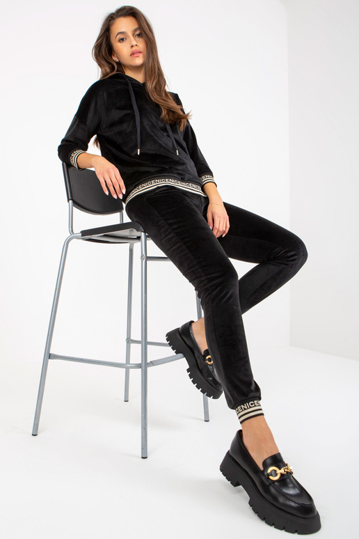 Schwarzes zweiteiliges Velours-Set...