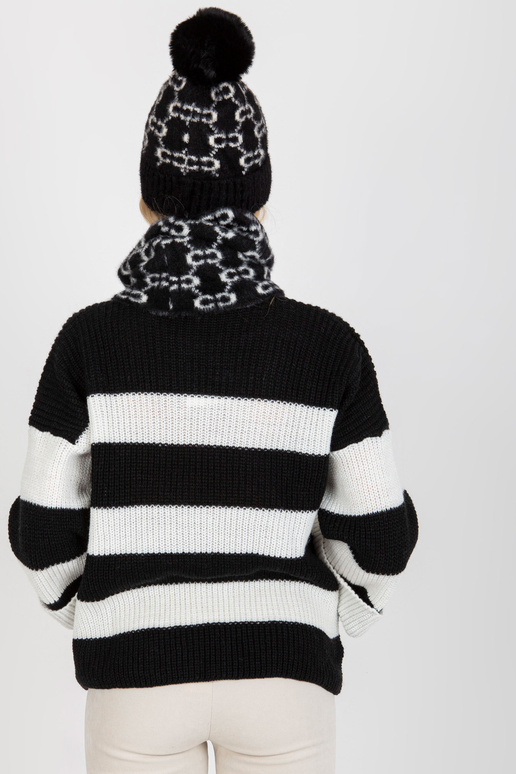 Černobílá dámská zimní čepice s bambulí