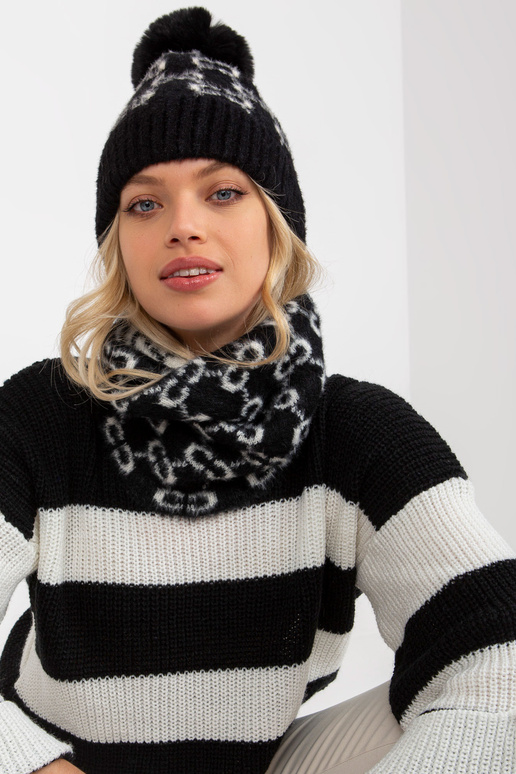 Černobílá dámská zimní čepice s bambulí