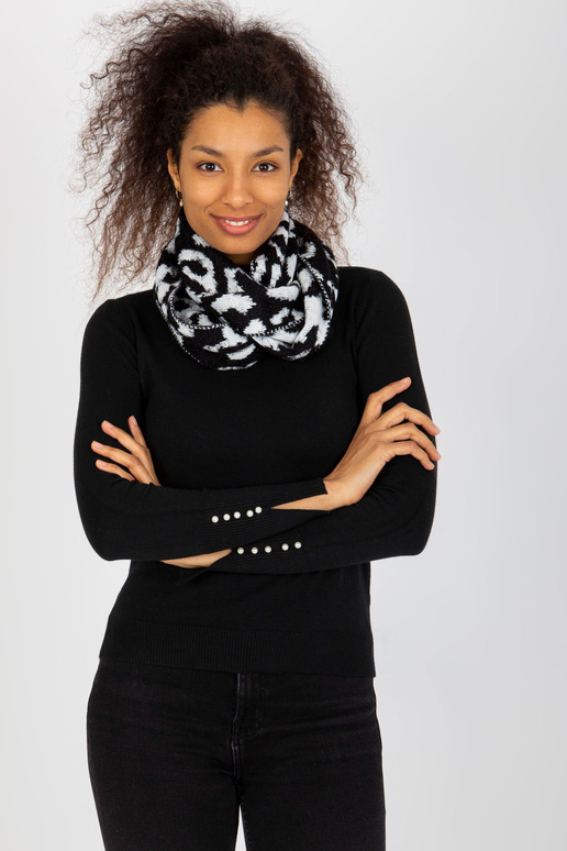 Bílý a černý zimní komín se vzory