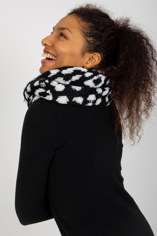 Bílý a černý zimní komín se vzory