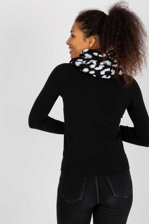 Bílý a černý zimní komín se vzory