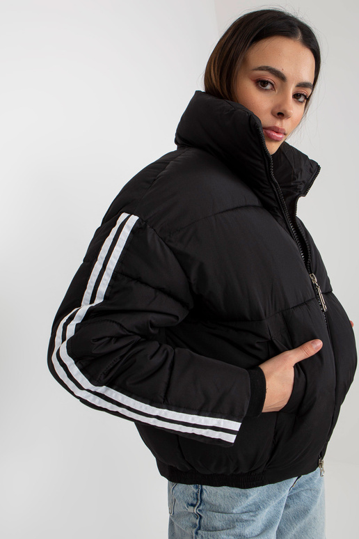 Černá prošívaná zimní bunda s pruhy