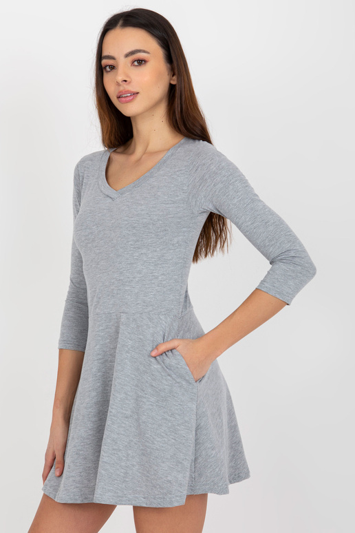 Šedé minišaty s výstřihem do V Šedé minišaty s výstřihem do V