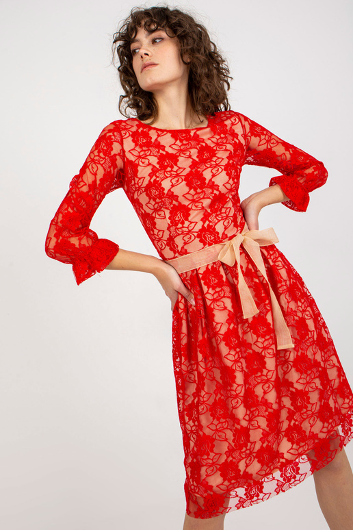 Červené krajkové koktejlové šaty v...