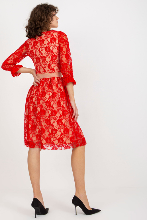Červené krajkové koktejlové šaty v...