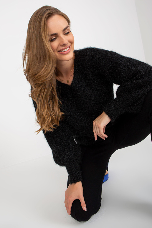 Černý nadýchaný klasický svetr se...