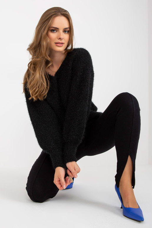Černý nadýchaný klasický svetr se...