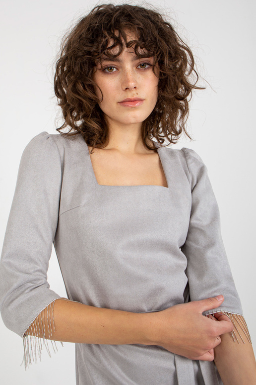 Šedé koktejlové šaty s ozdobnými...