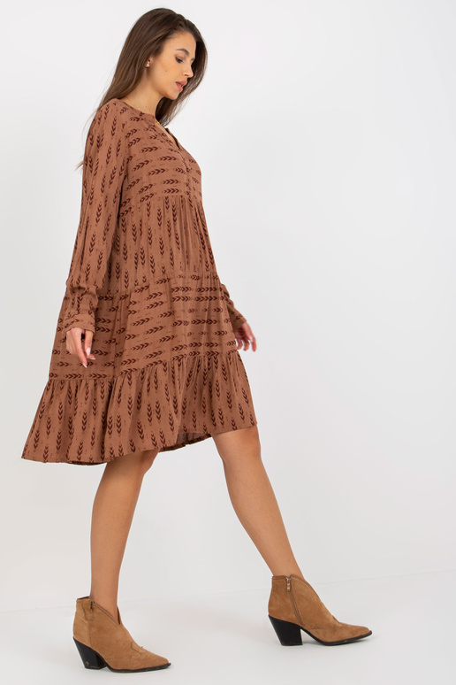 Hnědé volné šaty s potisky a volány...