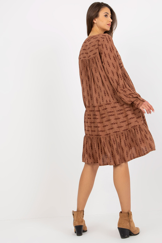 Hnědé volné šaty s potisky a volány...