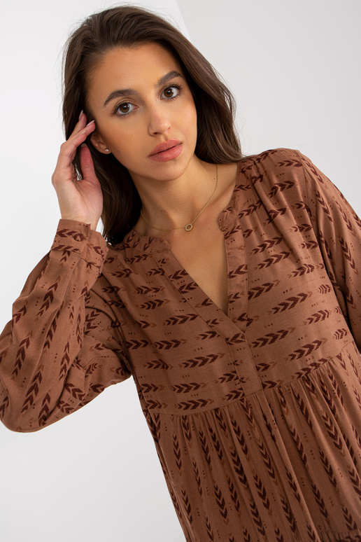 Hnědé volné šaty s potisky a volány...