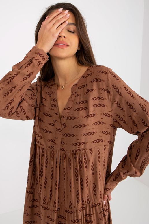 Hnědé volné šaty s potisky a volány...