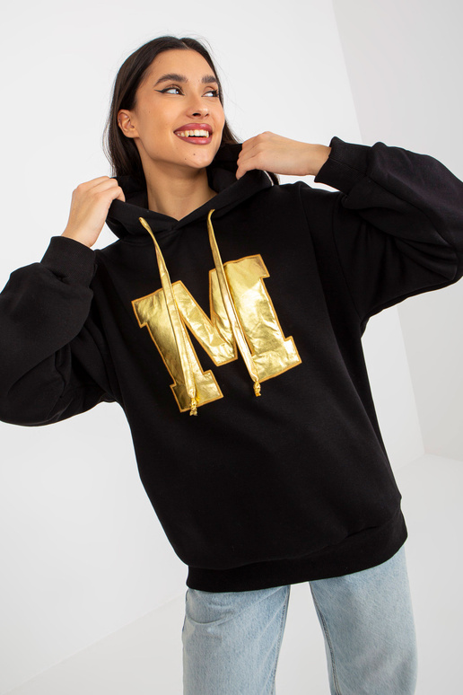 Černá mikina s písmenem M Černá mikina s písmenem M