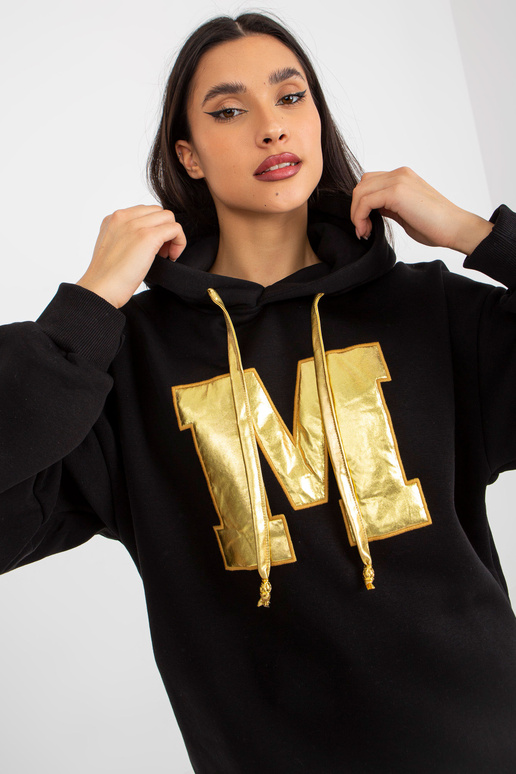 Černá mikina s písmenem M Černá mikina s písmenem M