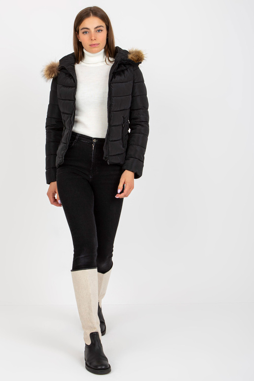 Černá prošívaná přechodná bunda s kapucí Černá prošívaná přechodná bunda s kapucí