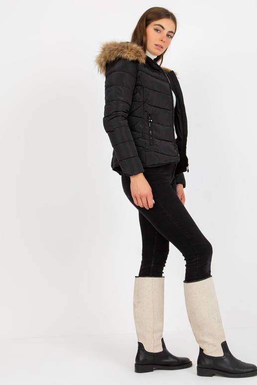 Černá prošívaná přechodná bunda s kapucí Černá prošívaná přechodná bunda s kapucí