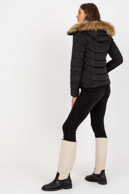 Černá prošívaná přechodná bunda s kapucí Černá prošívaná přechodná bunda s kapucí