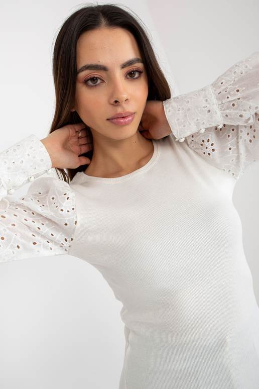 Bílá žebrovaná společenská halenka s... Bílá žebrovaná společenská halenka s...