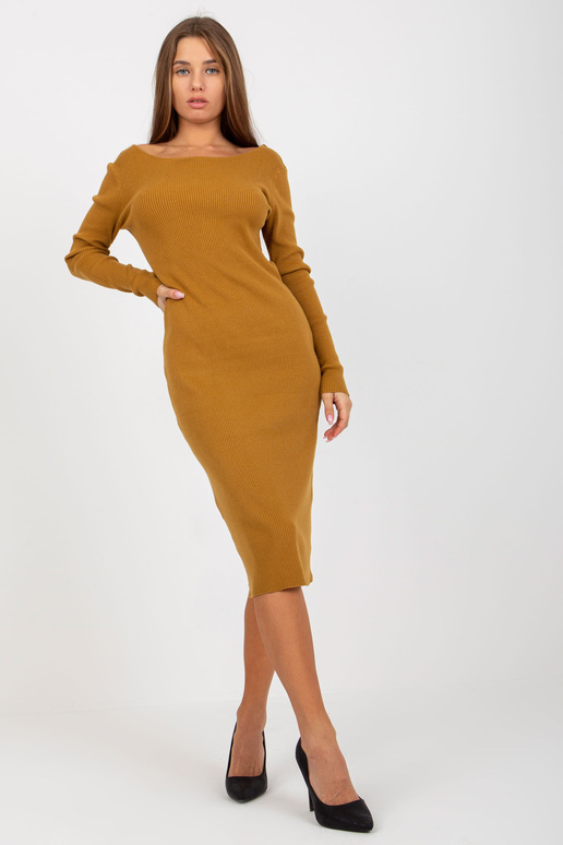 Tmavě žluté pletené šaty s výstřihem...