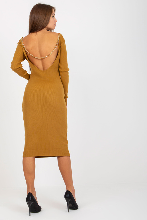 Tmavě žluté pletené šaty s výstřihem...